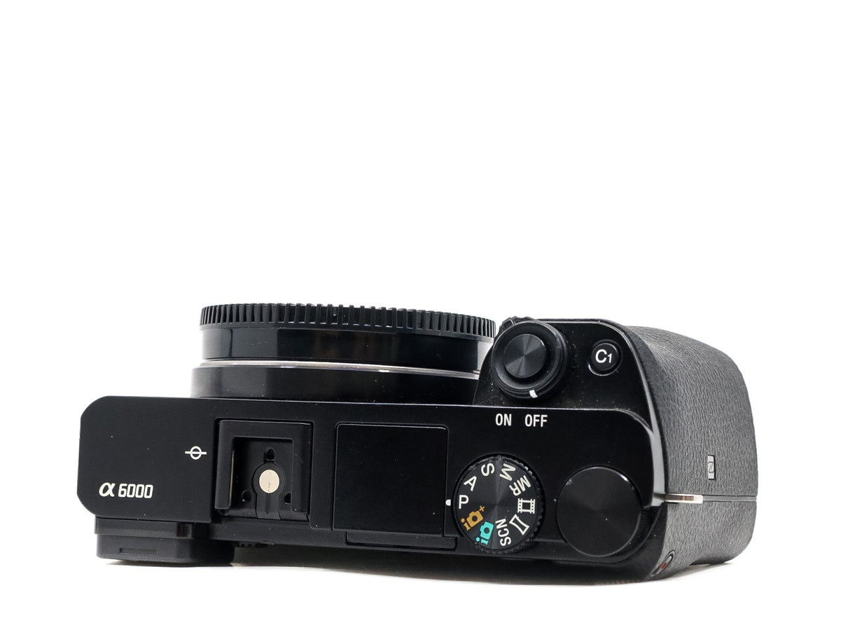 Sony Alpha A6000 - segunda mano - excelente estado - detalle 3 de 4 - SKU 3796850 - Camera Market