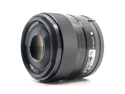 Sony E 35mm f/1.8 OSS – Obiektyw z OIS