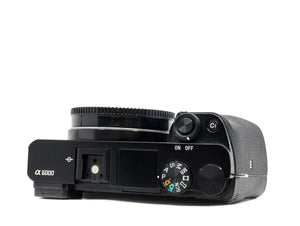 Sony Alpha A6000 - segunda mano - excelente estado - detalle 3 de 4 - SKU 3792156 - Camera Market