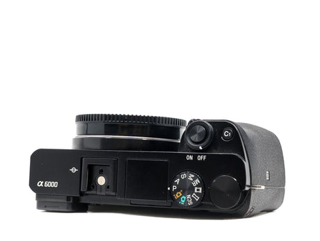 Sony Alpha A6000 - segunda mano - excelente estado - detalle 3 de 4 - SKU 3716013 - Camera Market